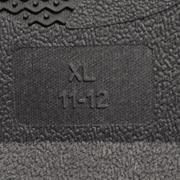 Hanes Size 11/12 Red and Black Plaid Slippers NWOT - Picture 2 of 6